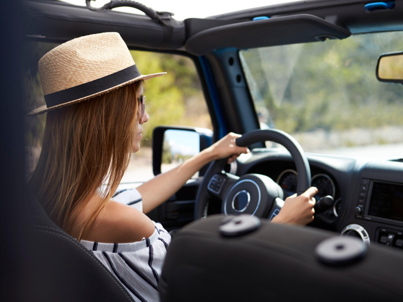 Una mujer al volante de un coche