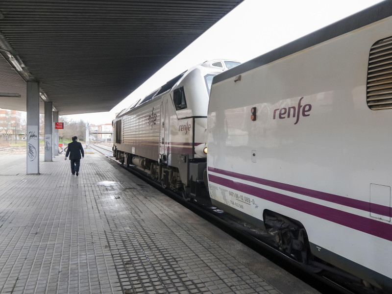 Un tren de Renfe con destino a Galicia se detiene en la estación de tren por el temporal en la Vía de la Plata en Zamora