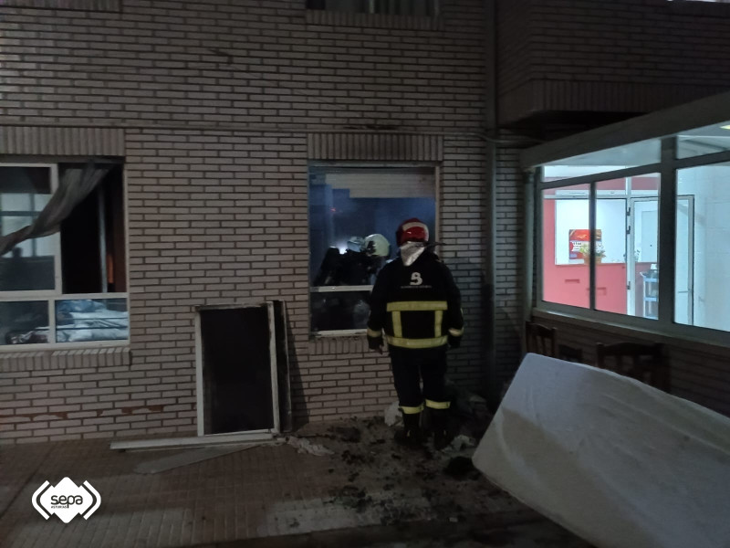 Los bomberos comprueban los daños en el edificio