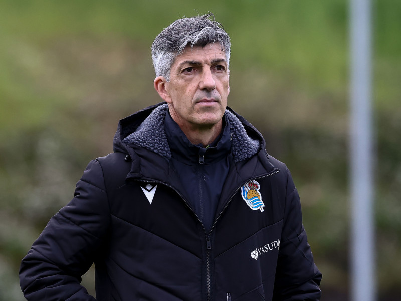 Imanol Alguacil atento al entrenamiento de los jugadores de la Real Sociedad en Zubieta