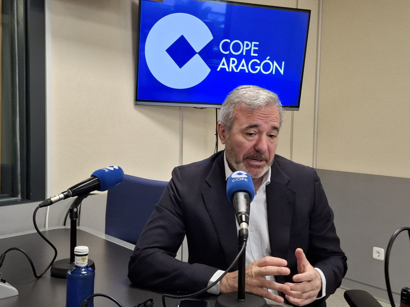 Azcón en un momento de la entrevista en los estudios de COPE Zaragoza.
