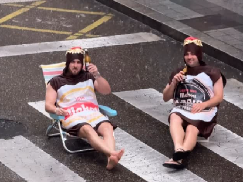 La divertida imagen de dos personas disfrazadas bajo la tromba de agua en Valladolid