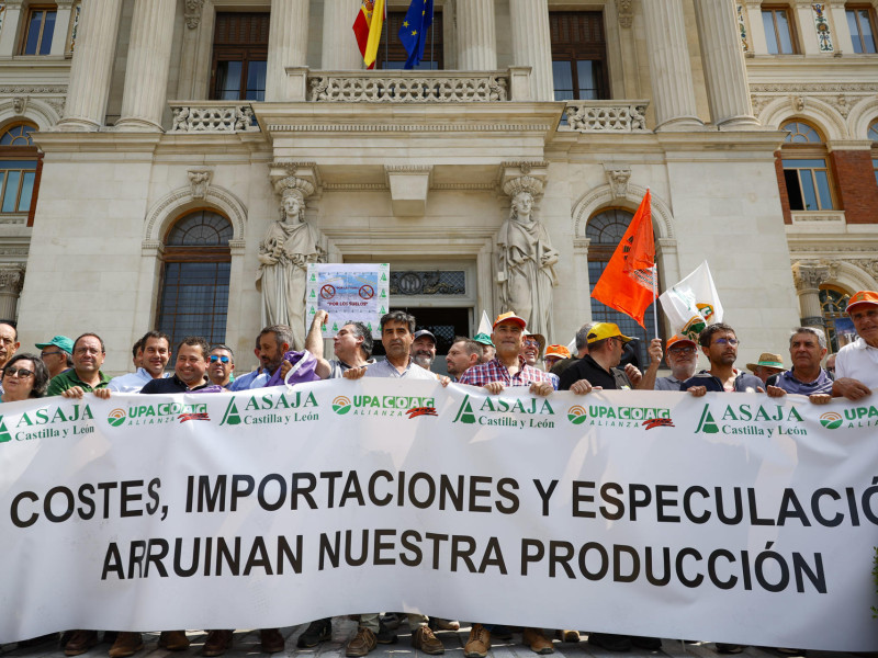 Agricultores convocados por las organizaciones agrarias Asaja, COAG y UPA se manifiestan frente a la sede del Ministerio de Agricultura, Pesca y Alimentación