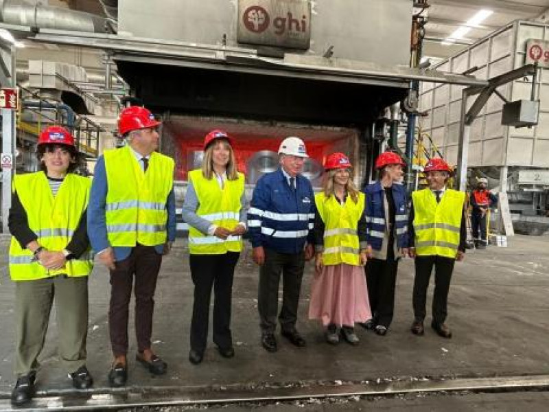 Mar Vaquero visita la planta Iberfoil de Sabiñánigo