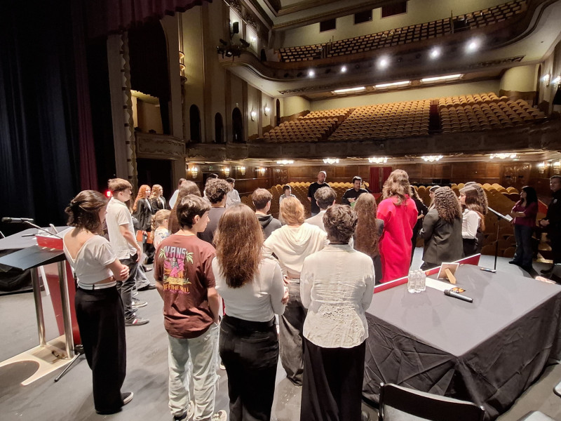 Participantes en la final de la VII Liga de Debate Escolar de Gijón, en el Teatro Jovellanos