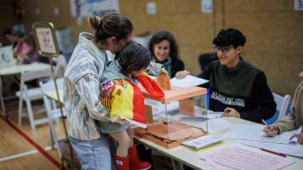 Una mujer vota en las elecciones municipales de 2023