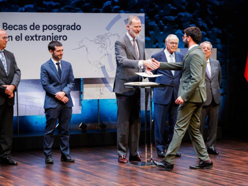 Los 100 estudiantes universitarios becados han sido seleccionados entre 1.045 candidatos por su excelencia