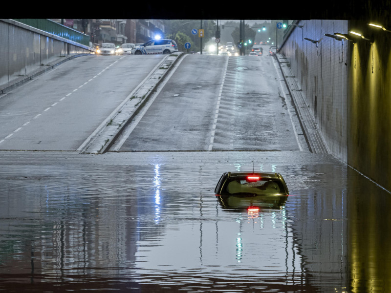 Vista de un túnel inundado en Valladolid como consecuencia de las precipitaciones caídas en la ciudad este martes