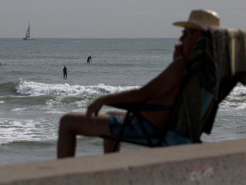 Vista general de las aguas de la playa de la Malvarrosa adonde ha acudido un gran número de personas para disfrutar de este caluroso inicio del mes de junio