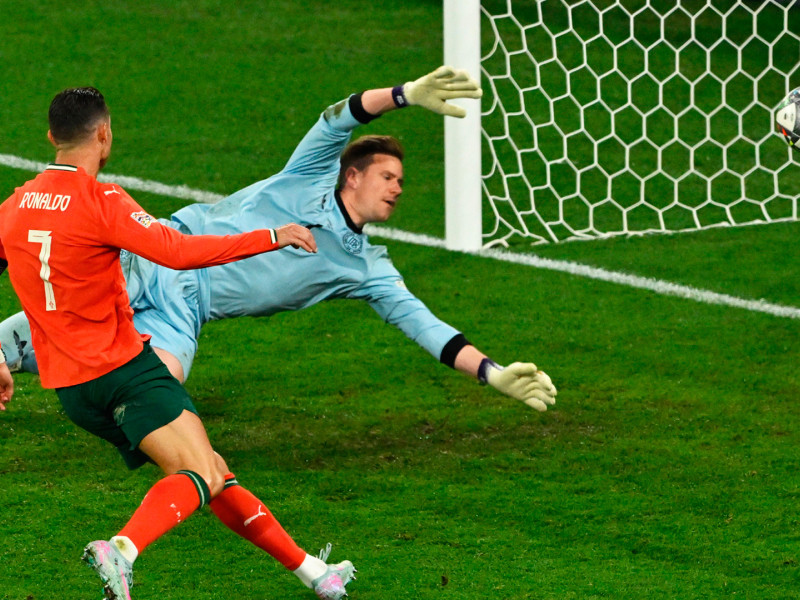 Ter Stegen encaja un gol ante Cristiano Ronaldo durante el Alemania-Portugal de la Liga de las Naciones
