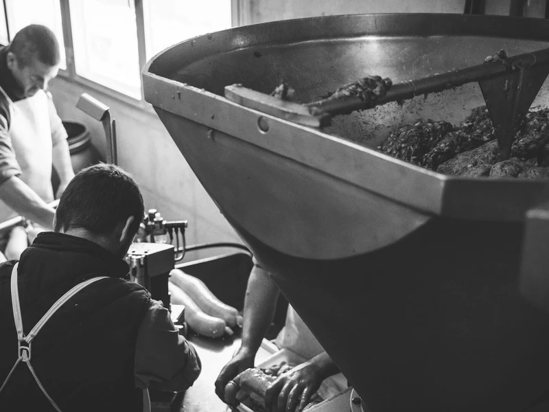 Los trabajadores de Puente Robles haciendo chorizo