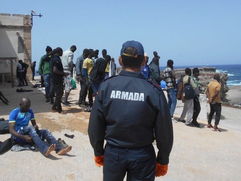 Miembros de la Armada socorriendo a migrantes en la isla de Alborán