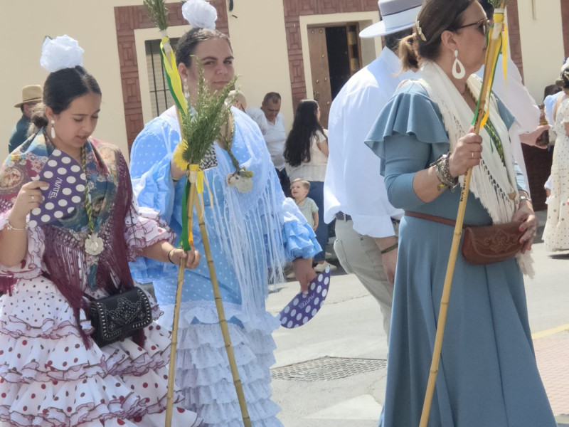 Peregrinas en la salida de las carretas