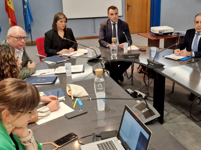 Representantes del Gobierno y de los sindicatos en la reunión