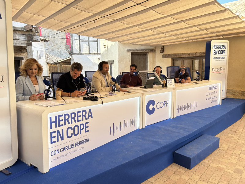 El equipo de 'Herrera en COPE' desde Pui du Fou, junto a Erwan de la Villeón, consejero delegado del parque