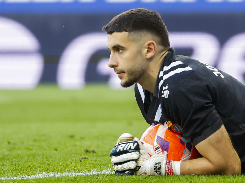 El portero del Espanyol Joan García, durante un partido en Cornellá esta temporada.