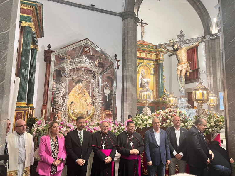 Virgen del Pino con las autoridades