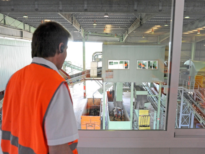 Un operario observa desde las oficinas la planta del Complejo Medioambiental de Córdoba "Juan Revilla"