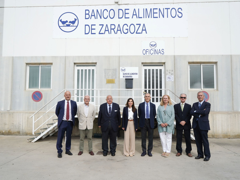 La presidenta de las Cortes Marta Fernández, ha visitado este jueves la sede del Banco de Alimentos.