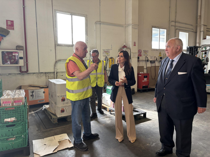 Momento de la visita de la presidenta de las Cortes al Banco de Alimentos.