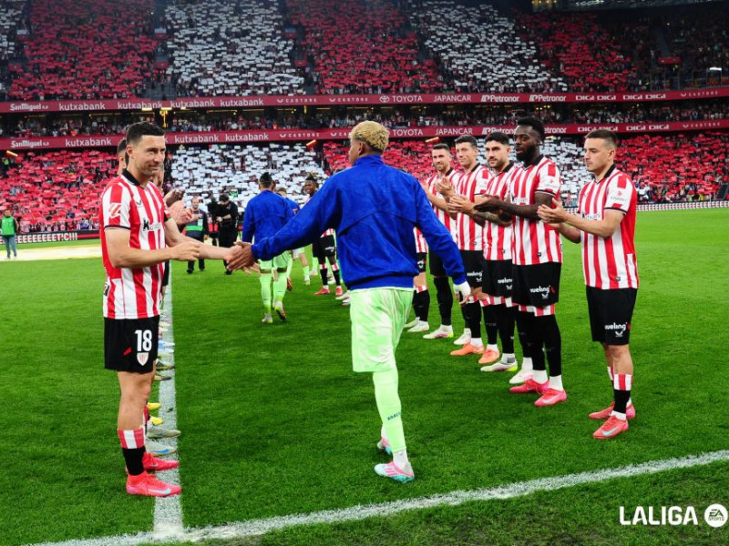 Pasillo del Athletic al Barcelona por ser campeón de LaLiga.