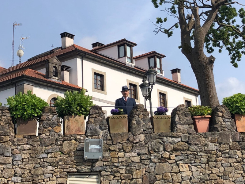 Ricardo Tascón en las instalaciones del Palacio de La Magdalena, con el Hotel detrás