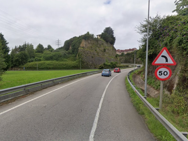 La Torre de Gonzalo Menéndez Valdés, al fondo, desde el acceso a Gijón desde la autopista