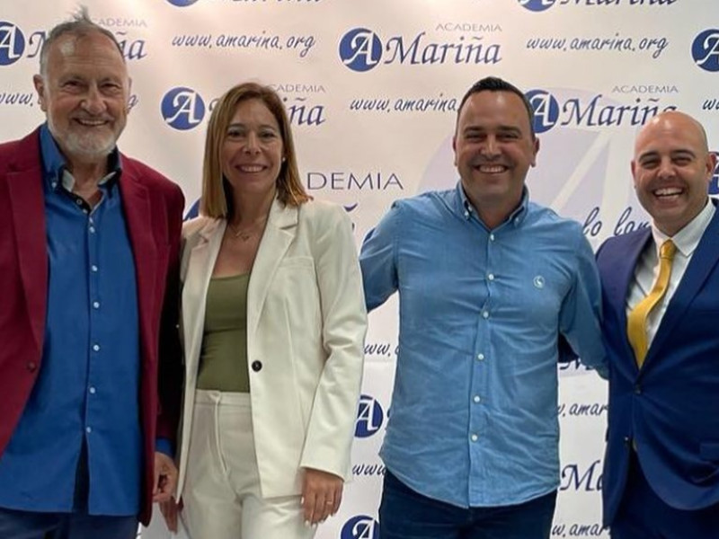 Raquel acompañada de José María Gasalla (prologuista), Xabier Pardiñas (presentador del libro) y Mario López Guerrero (epiloguista)