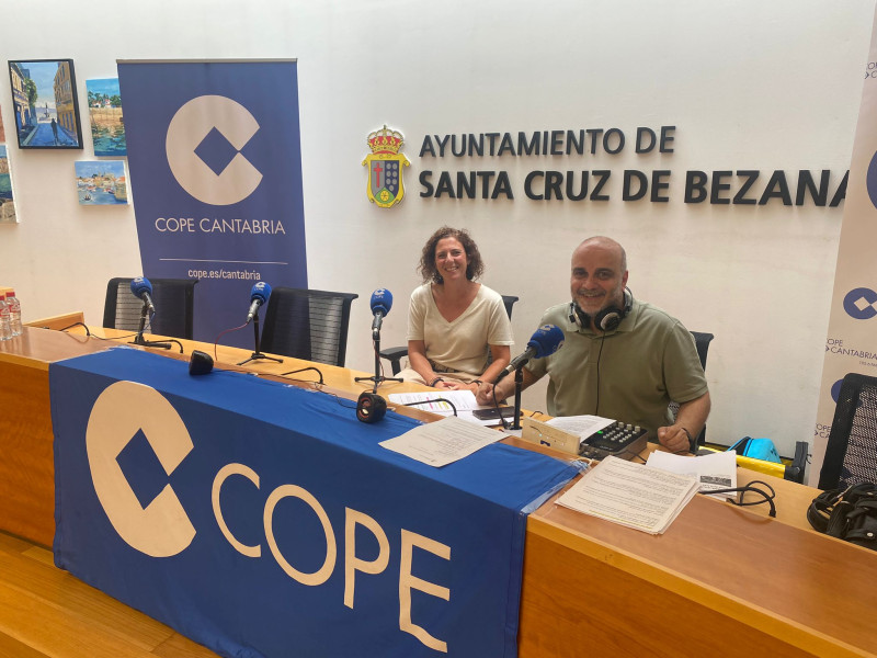 Elena López, profesora de equinoterapia, junto a Jaime del Olmo