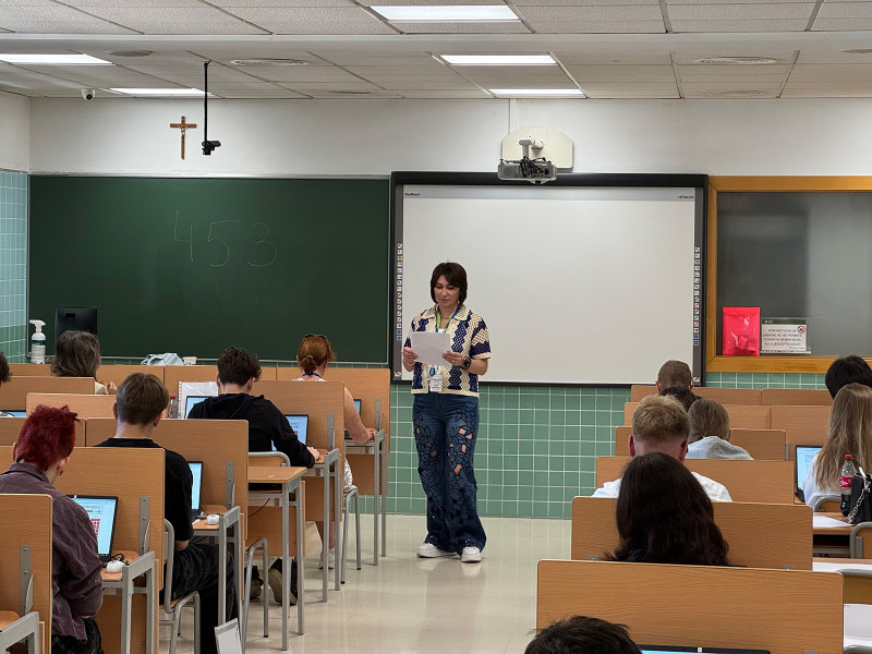 Alumnos examinándose en la UCV