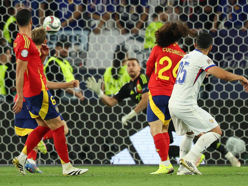 Unai Simón vuela para intentar evitar el golazo de Cherki en el España - Francia