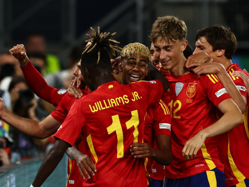 Los jugadores de la selección española celebran la clasificación para la final de la Liga de Naciones