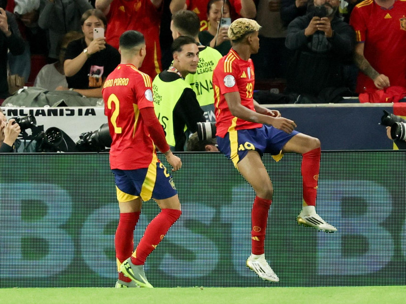Lamine Yamal (derecha) celebra el gol del 5-1 durante el partido de semifinales de la Liga de Naciones de la UEFA entre España y Francia, en Stuttgart.