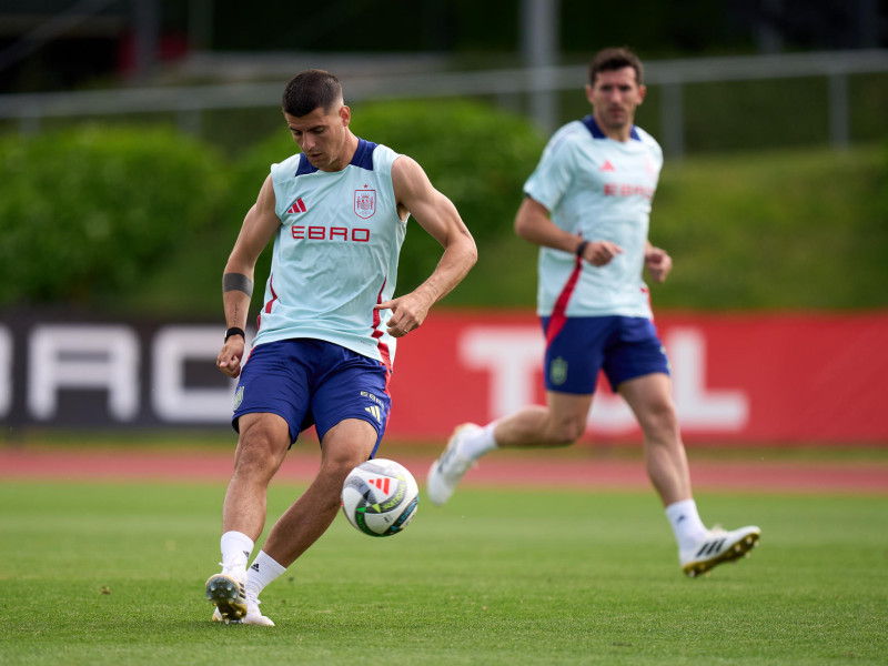 El delantero de la selección española de fútbol Álvaro Morata durante el entrenamiento del equipo para preparar la Final Four de la UEFA Nations League 2024/25, este martes, en la Ciudad del Fútbol de Las Rozas