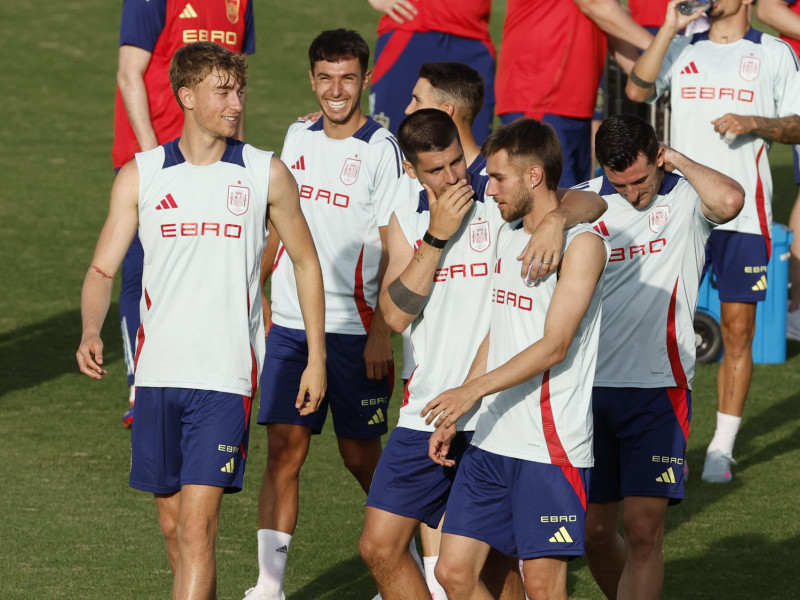 Los jugadores de la selección española de fútbol Álvaro Morata (2d), Óscar Mingueza (d), y Dean Huijsen (i) durante el entrenamiento del equipo este sábado en Las Rozas, Madrid
