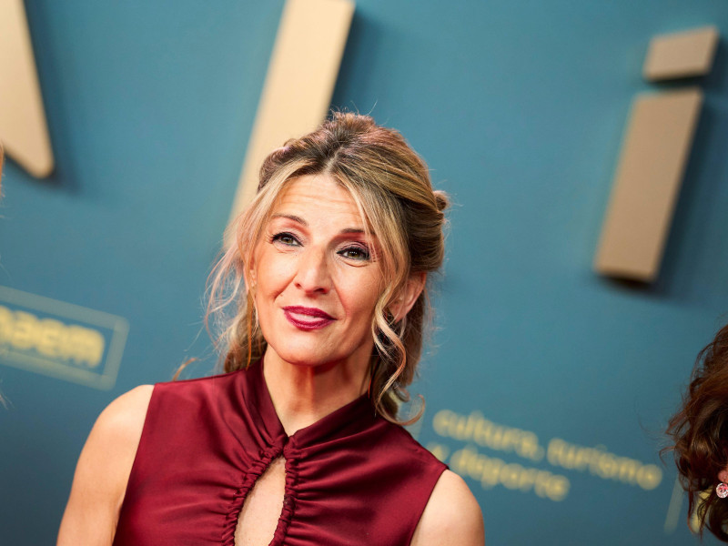 Yolanda Díaz, vicepresidenta, asiste a la alfombra roja de los Premios Talia 2025 en el Teatro Fernando Fernán Gómez.