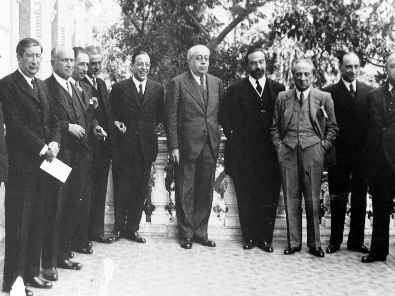 El gobierno de España antes de la Guerra Civil de 1936 (de izquierda a derecha): Franchy Roca, Marcelino Domingo, Largo Caballero, Lluis Companys, Barnes, Vinuales, Azaña, De los Rios, Alvaro de Albornoz, Casares Quiroga e Indalecio Prieto