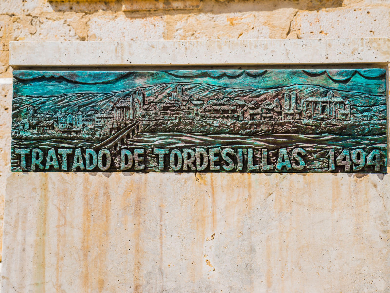 Placa de bronce conmemorativa del Tratado de Tordesillas colocada en el 500 aniversario de su firma