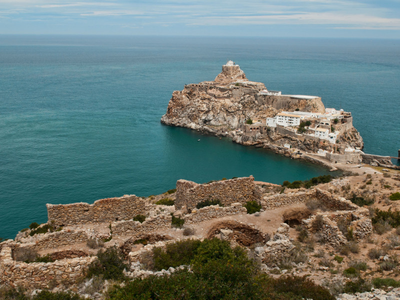 El fuerte español El Peñón de Vélez de la Gomera, isla frente a la costa mediterránea en el Parque Nacional Al Hoceima, Marruecos