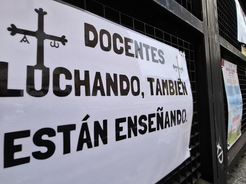 Cartel reivindicativo en La Escuelona de Gijón