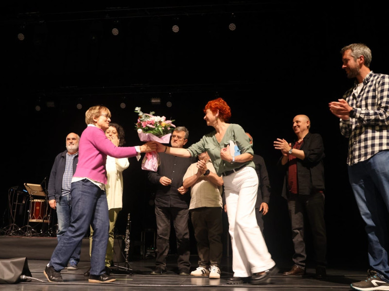 Los miembros de 'Fuxan os Ventos' recibieron un reconocimiento por parte del Ayuntamiento de Lugo antes del inicio del concierto