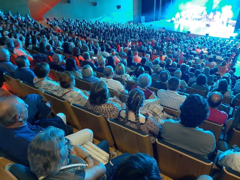 La sala principal del auditorio estaba abarrotada para este primer pase de los tres conciertos que ofrecerá el grupo esta semana