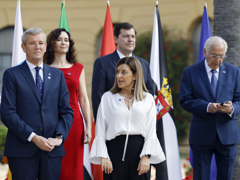 BARCELONA, 06/06/2025.- La presidenta de Cantabria, María José Sáenz de Buruaga (c) y el presidente de la Xunta, Alfonso Rueda (i) durante la foto de famiia de la XXVIII Conferencia de Presidentes que se celebra este viernes en el Palau de Pedralbes, en Barcelona. EFE/ Alberto Estevez
