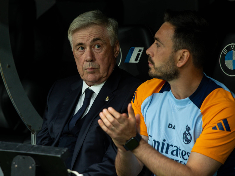 Davide Ancelotti junto a Carlo en el banquillo del Real Madrid