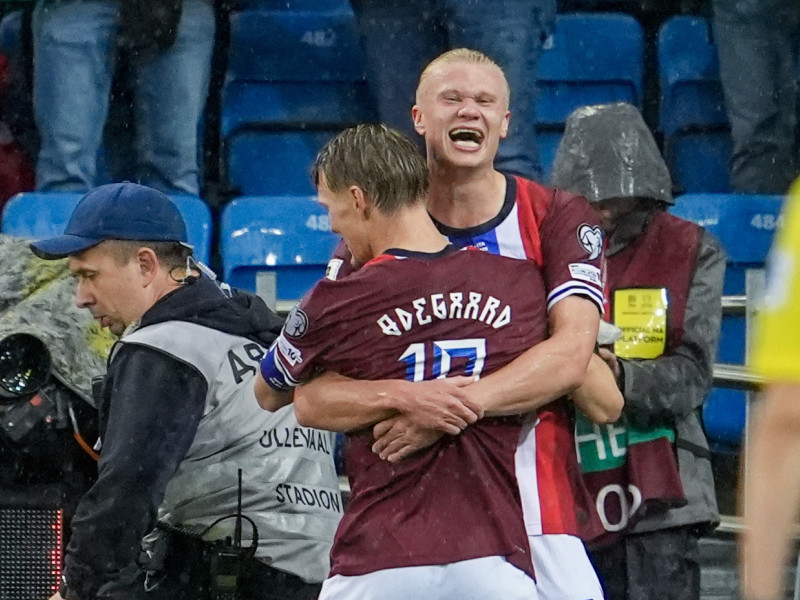 Haaland abraza a Odegaard tras su asistencia en el tercer gol del equipo.