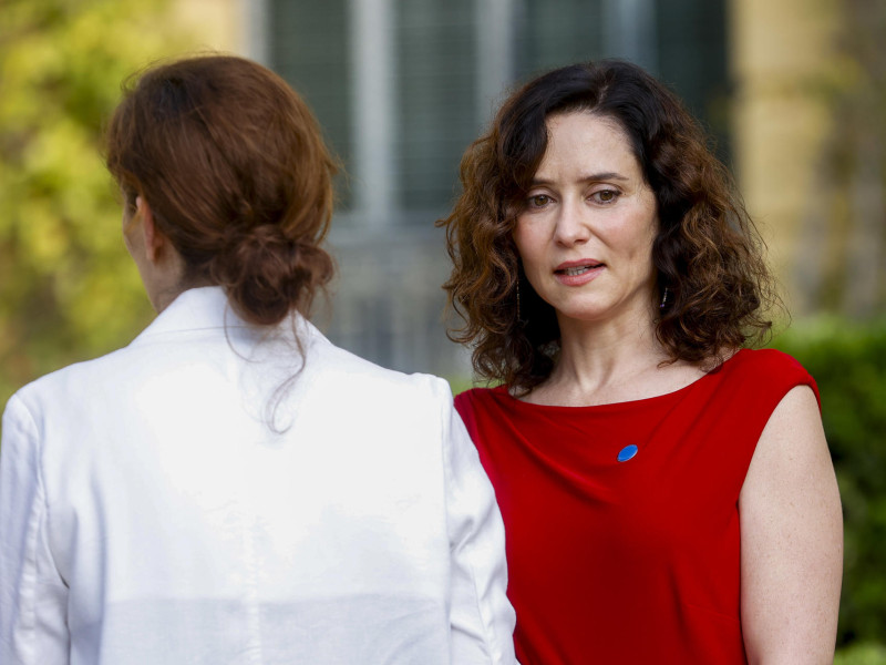 La presidenta del Gobierno madrileño, Isabel Díaz Ayuso (d), y la ministra de Sanidad, Mónica García,