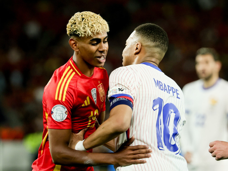 Mbappé saluda a Lamine Yamal durante el partido entre España y Francia de este jueves.
