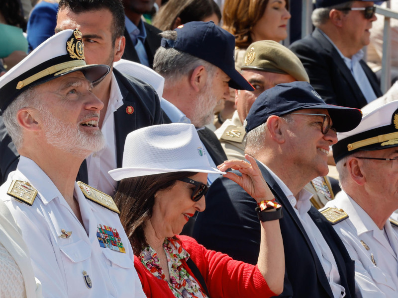 El rey Felipe VI (i), junto a la ministra de Defensa, Margarita Robles