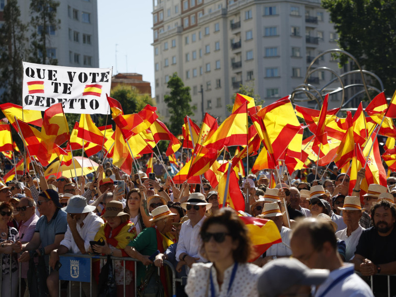 Manifestantes esperan el comienzo de la manifestación convocada por el Partido Popular contra el Gobierno bajo el lema 'Democracia o mafia'