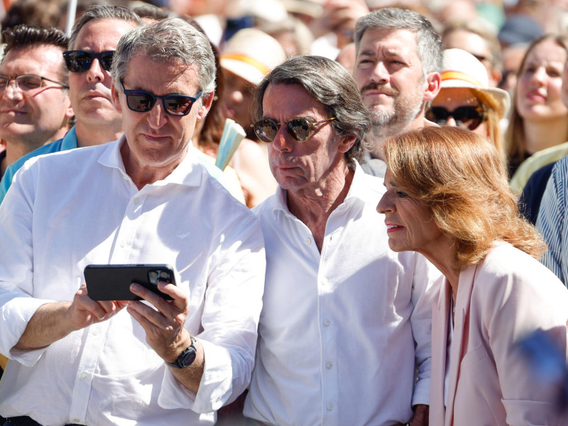 El líder del PP, Alberto Núñez Feijóo (i), junto al expresidente del Gobierno José María Aznar (c), y la exalcaldesa de Madrid Ana Botella (d), durante la manifestación